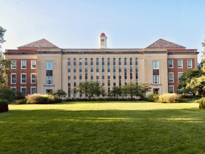学院风绿草坪建筑